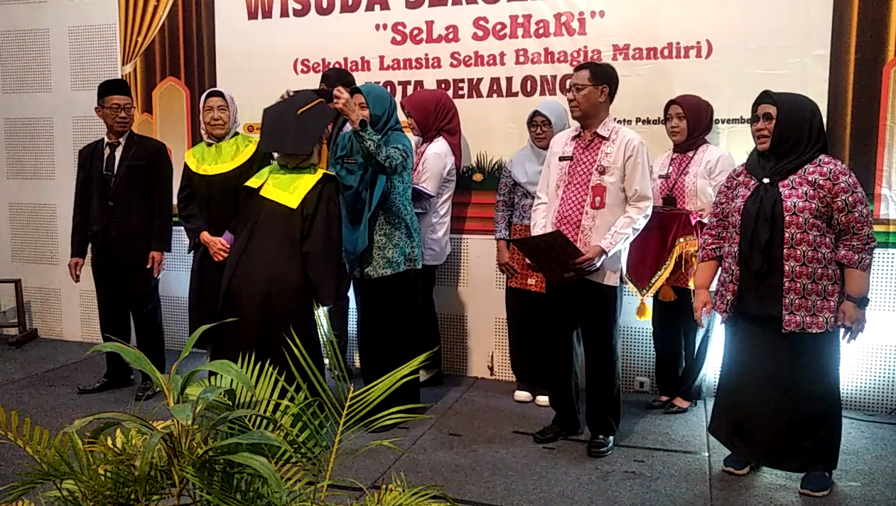 Wisuda SeLa SeHaRi, Pemkot Ajak Generasi Muda Teladani Semangat Belajar para Lansia