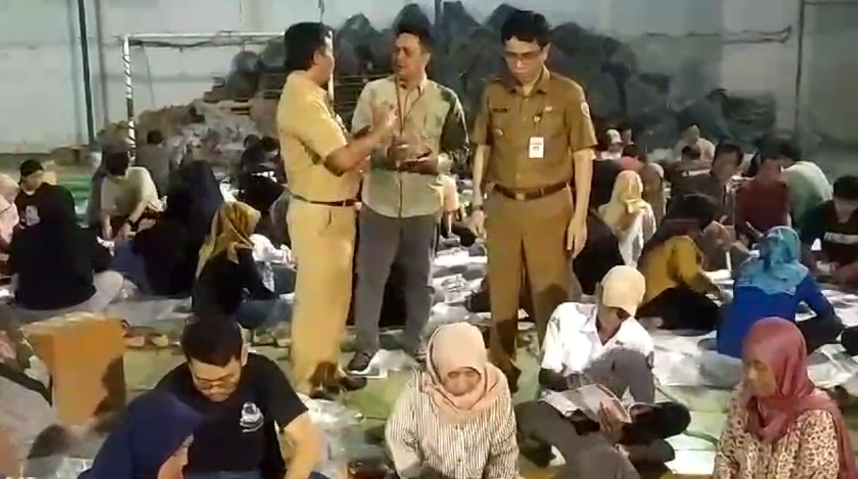 Pjs Bupati Pekalongan Tinjau Proses Sortir dan Lipat Surat Suara untuk Pilgub dan Pilkada 2024