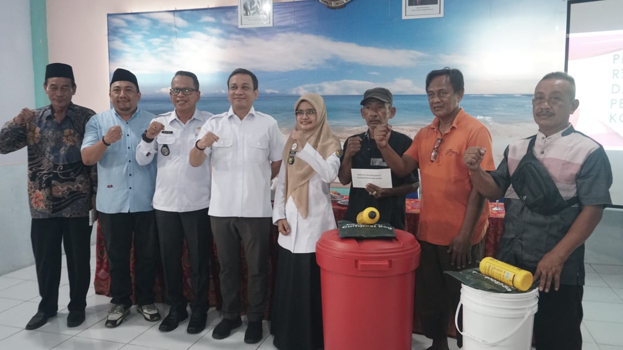 Pemkot Pekalongan Salurkan Banpot Dan Sarpras Kompos Ke Rt/Rw 