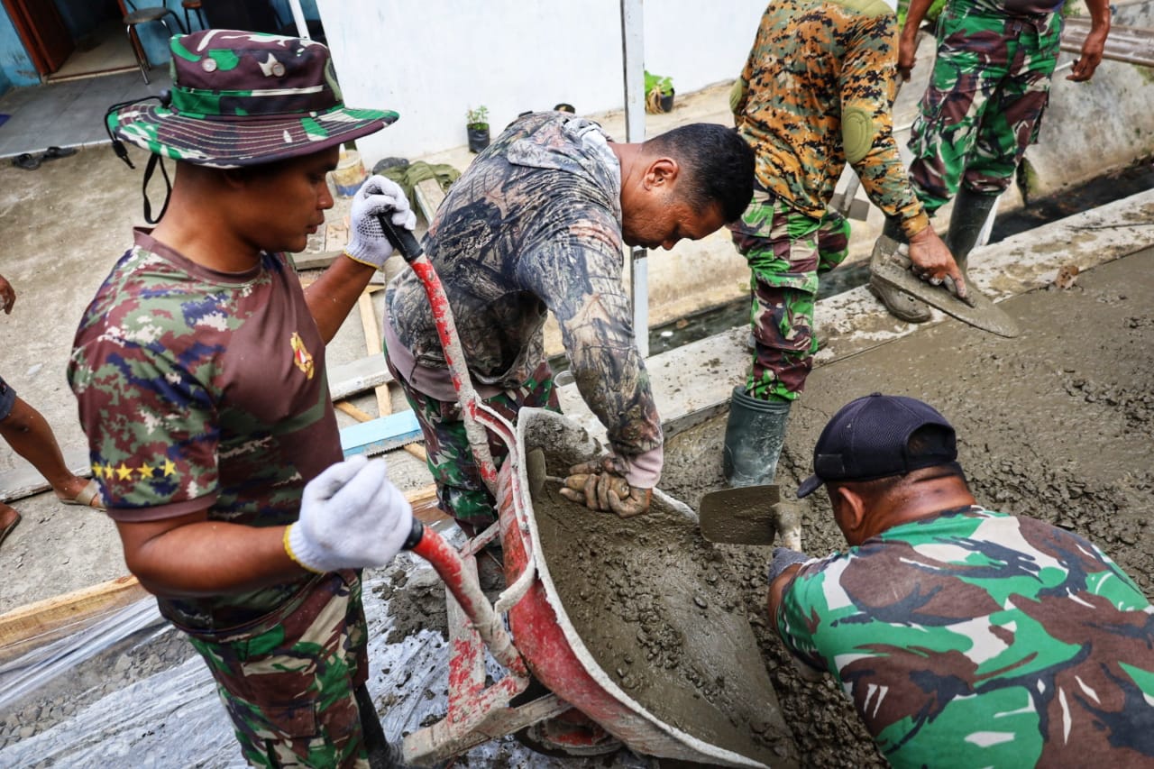 TNI dan Masyarakat Gotong Royong Tingkatkan Jalan Sapuro Kebulen