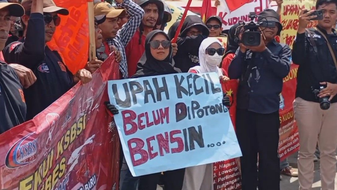 Ratusan Buruh Demo Tuntut Kenaikan Upah di Kantor Bupati Brebes