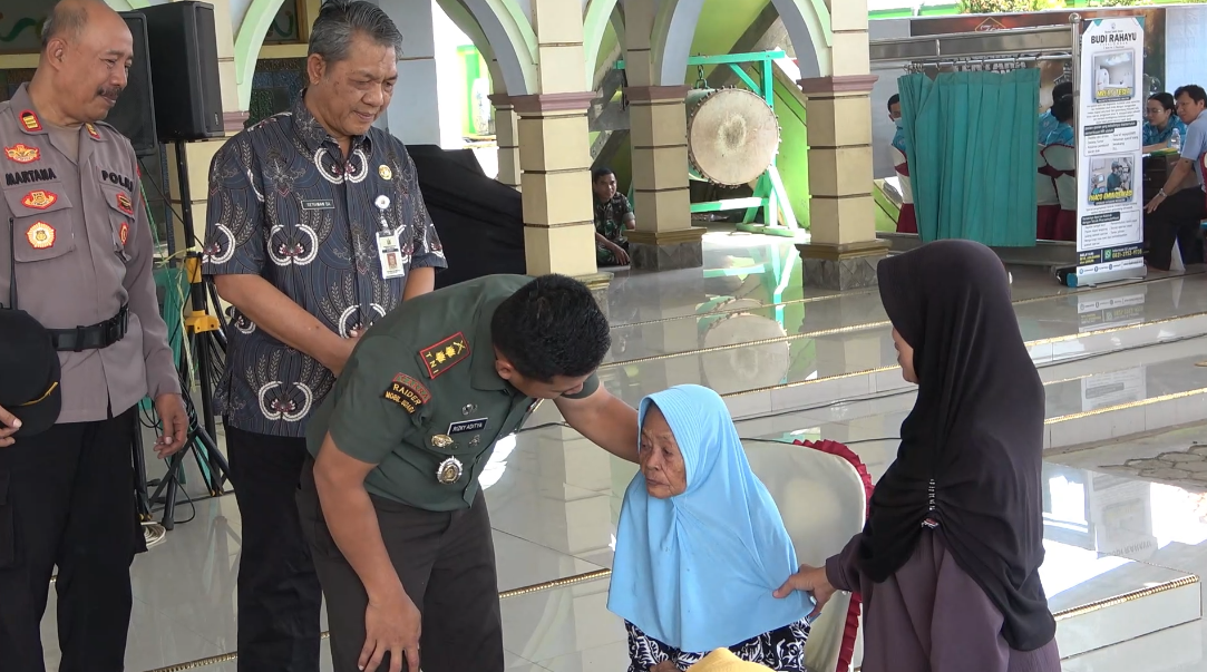 Kodim Pekalongan Gelar Baksos Pembagian Sembako, Bakti Kesehatan, Dan Makan Gratis Di Desa Jeruksari