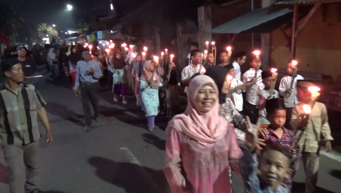 Pawai Obor dan Grebeg Gunungan Meriahkan Peringatan Maulid Nabi di RW 05 Kelurahan Bendan Kergon