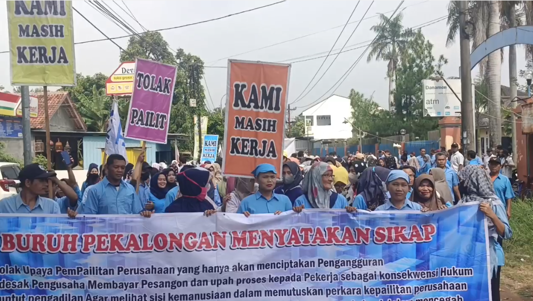 Pabrik Sarung Di Pekalongan Dipailitkan, Ratusan Buruh PT Panamtex Gelar Aksi Demo