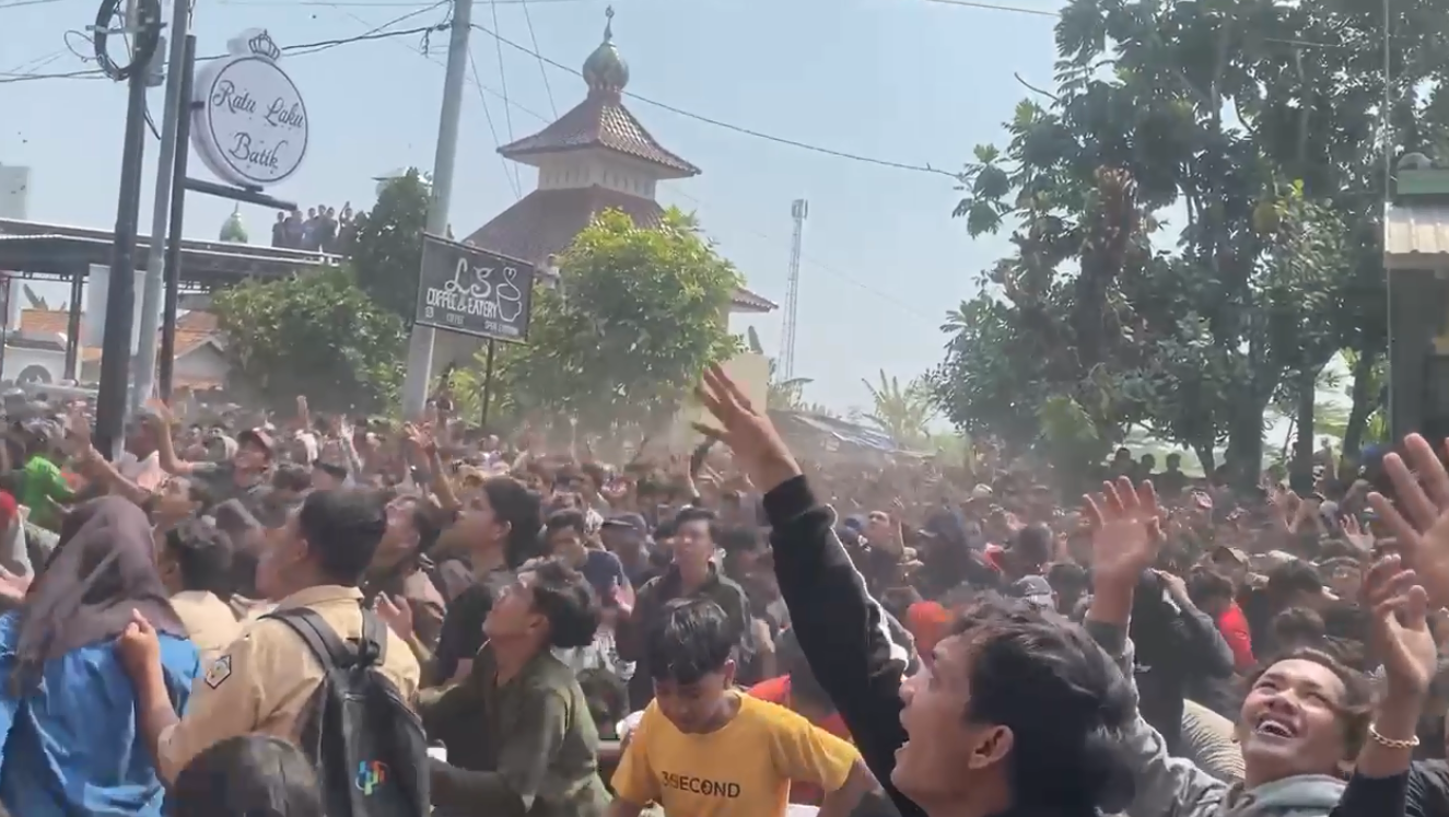 Udik-Udikan, Bos Batik di Pekalongan bagikan 35 juta Langsung di Serbu Ribuan Warga