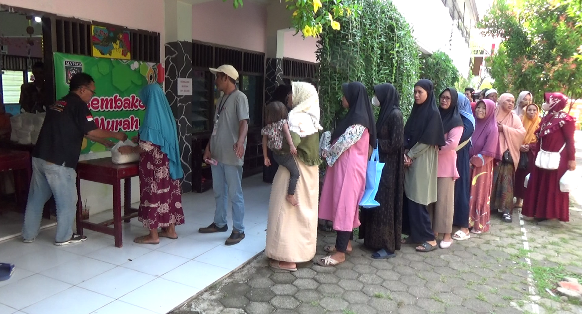 Bazar Murah Tasis Mahad Islam ke 82 Diserbu Warga.