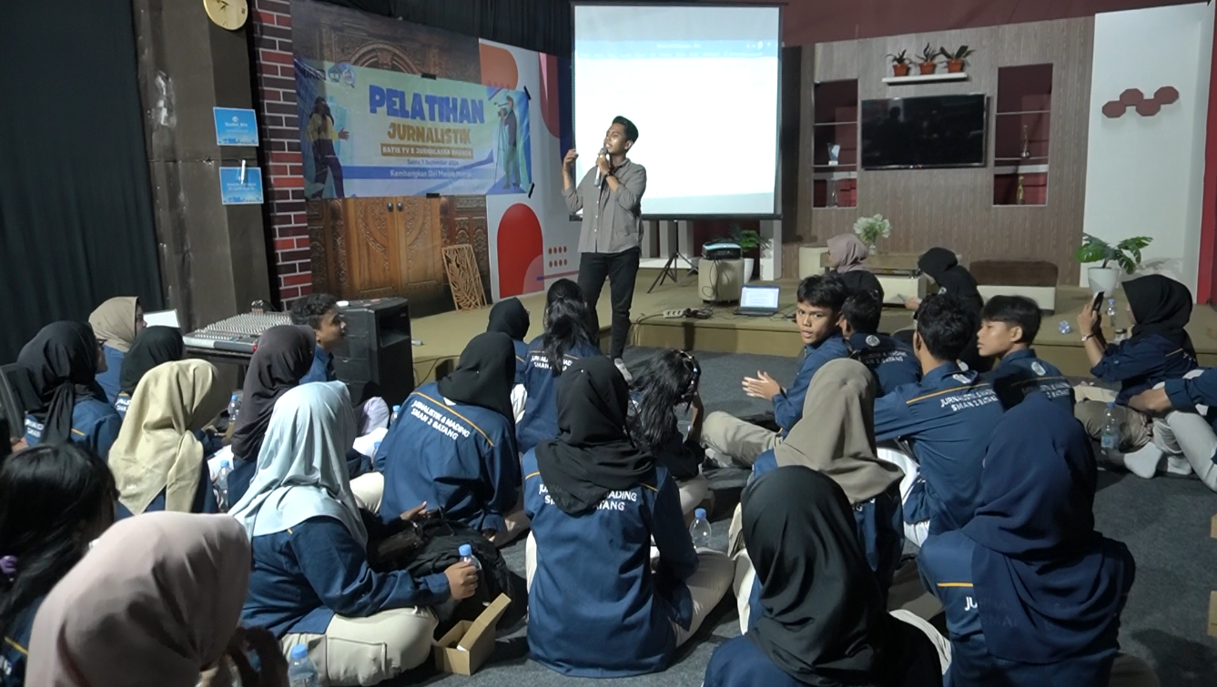 Tingkatkan Kemampuan Jurnalistik, SMAN 2 Batang Praktik Langsung di Batik TV 
