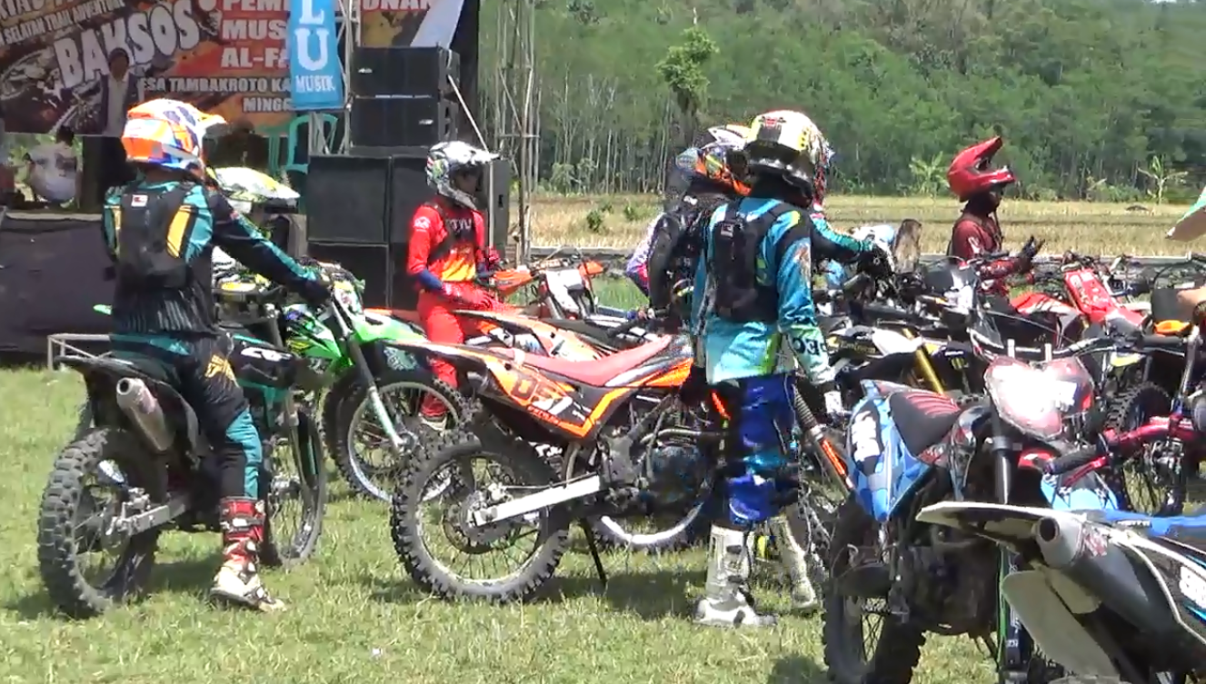 Ratusan Pecinta Motor Trail Ramaikan Acara Trabas Pastriad 8 di Tambakroto 
