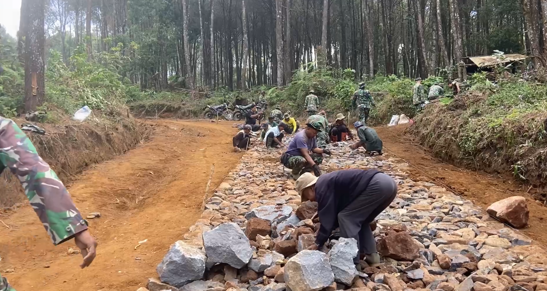 Puluhan Tahun Diimpikan Warga, TNI Sukses Garap Jalan Tembus Kab Batang Ke Dieng   
