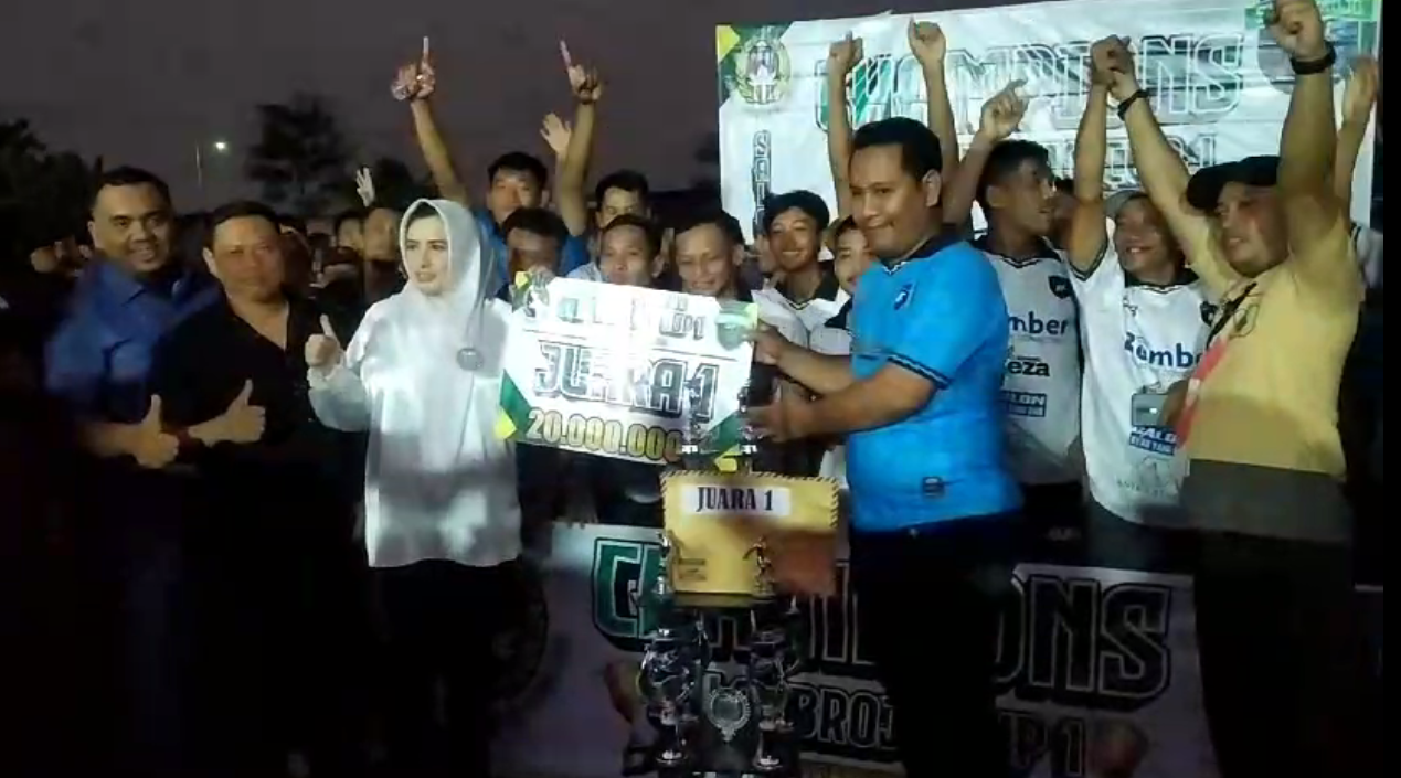 Tim Sepakbola Krompeng Juara, Bupati Fadia Arafiq Serahkan Piala di Final Salakbrojo Cup I Kedungwuni