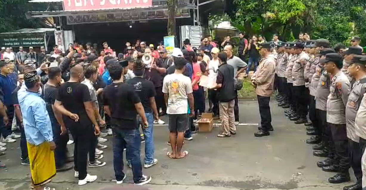 Ratusan Orang Demo Ke KPU Kabupaten Pekalongan