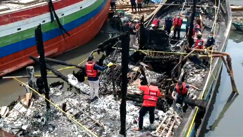 Bidlabfor Polda Jateng Olah Tkp Kebakaran Kapal Di Pekalongan