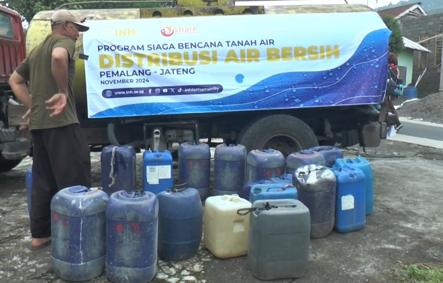  Kesulitan Air , Warga Rela Antri Untuk Dapat Bantuan Air Bersih