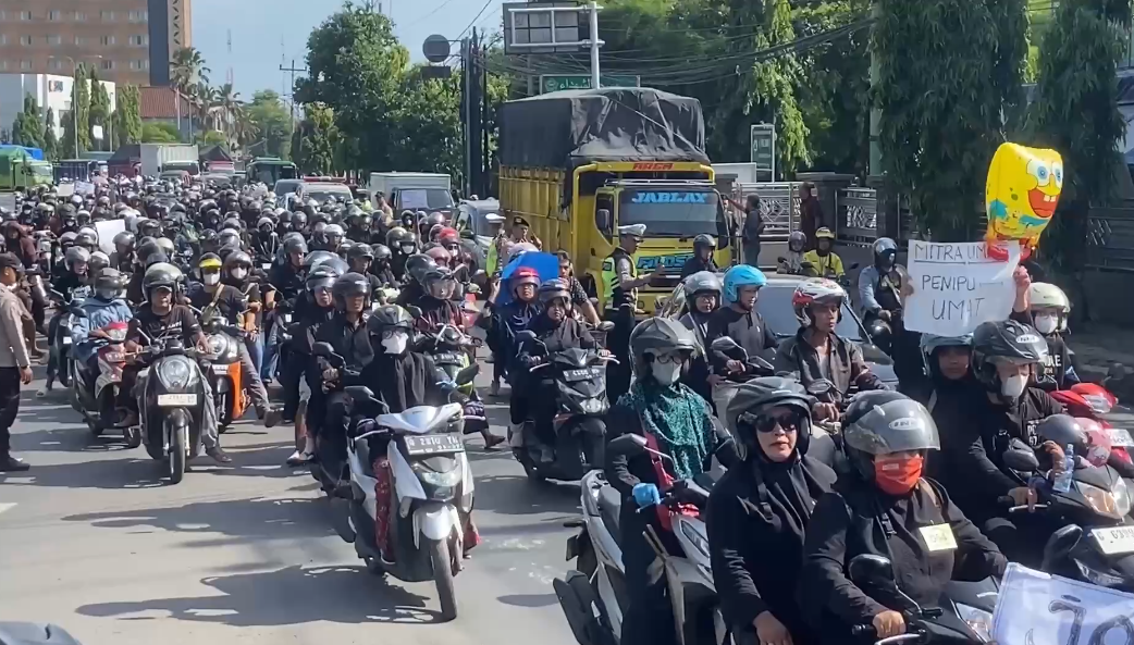 Ribuan Nasabah Korban Bmt Mitra Umat Longmarch Ke Dprd Kota Pekalongan