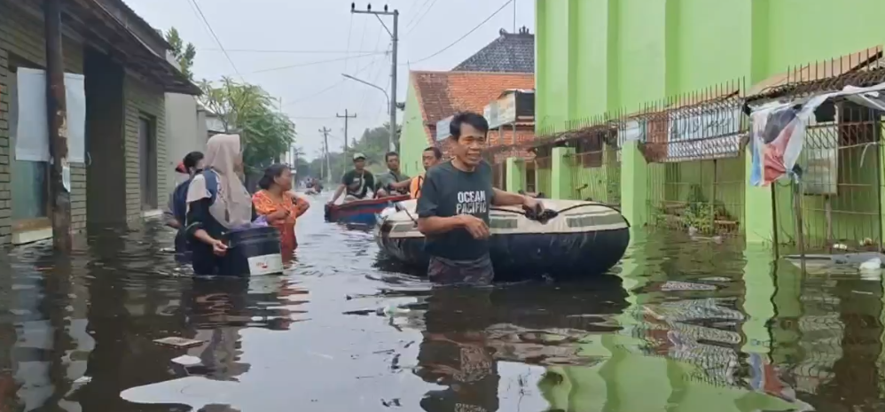 Tanggul Sungai Jebol Aktifitas Warga Lumpuh