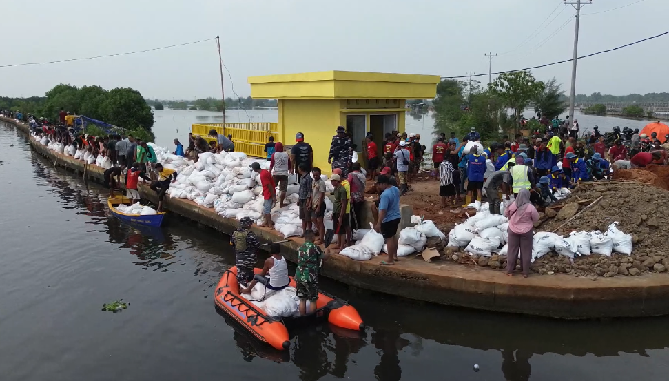 Jebol 10 Meter, Tanggul Sungai Bremi Ditambal Karung Isi Tanah