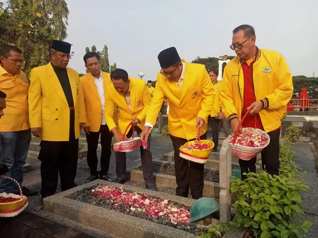 HUT ke-61, Golkar Jateng Ziarah ke TMP Giri Tunggal dan Bagikan 10 Ribu Paket Sembako
