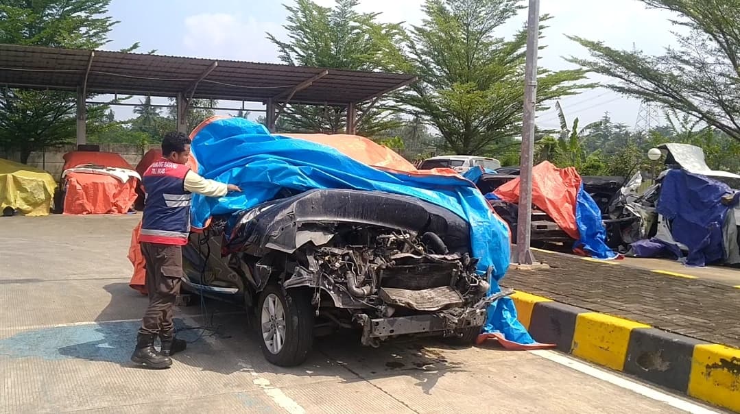 Dua Korban Meninggal Kecelakaan Tol Dijemput Keluarganya
