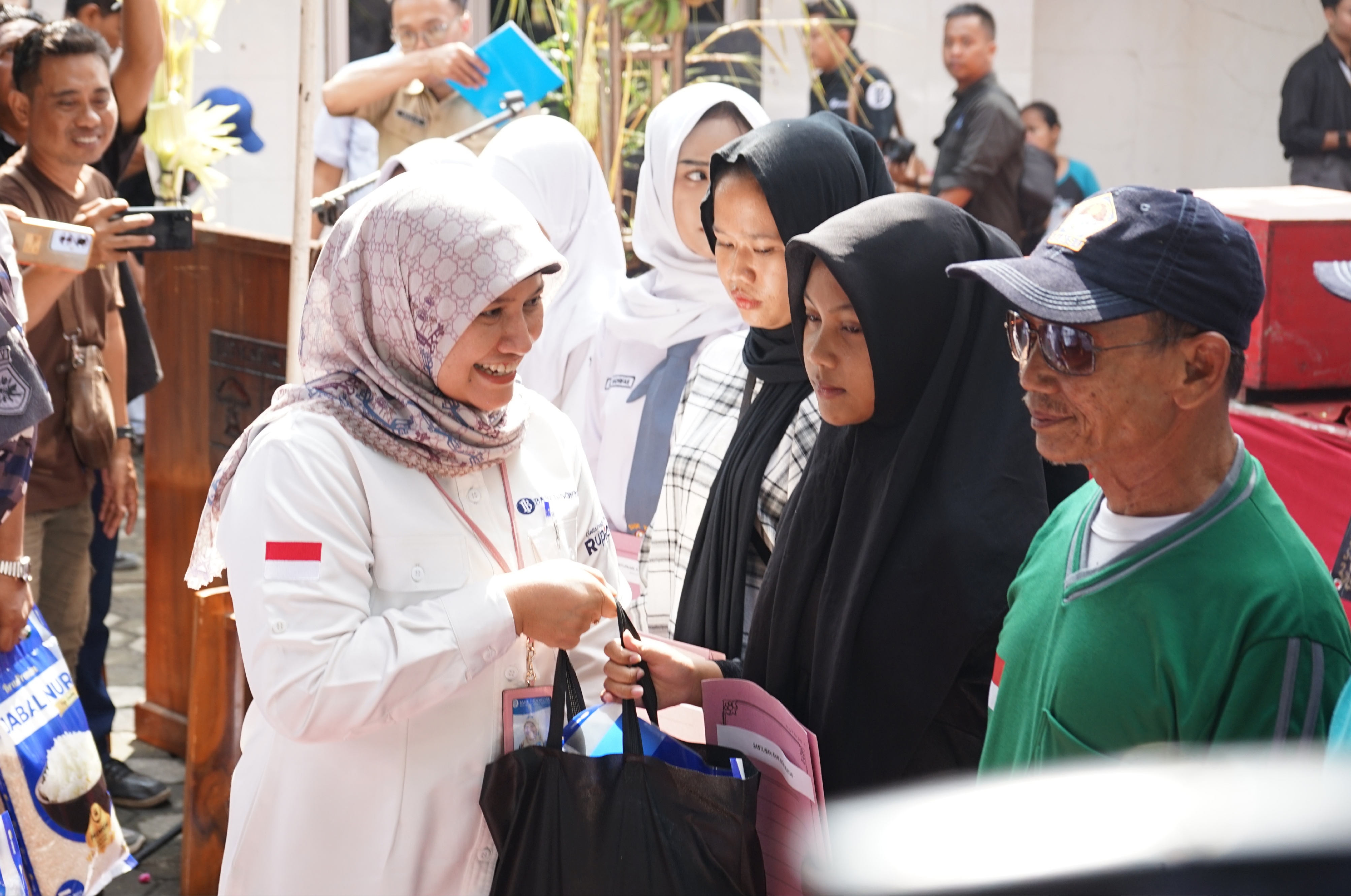 Bank Indonesia Tegal Gelar Pasar Murah dalam Sedekah Laut 2025