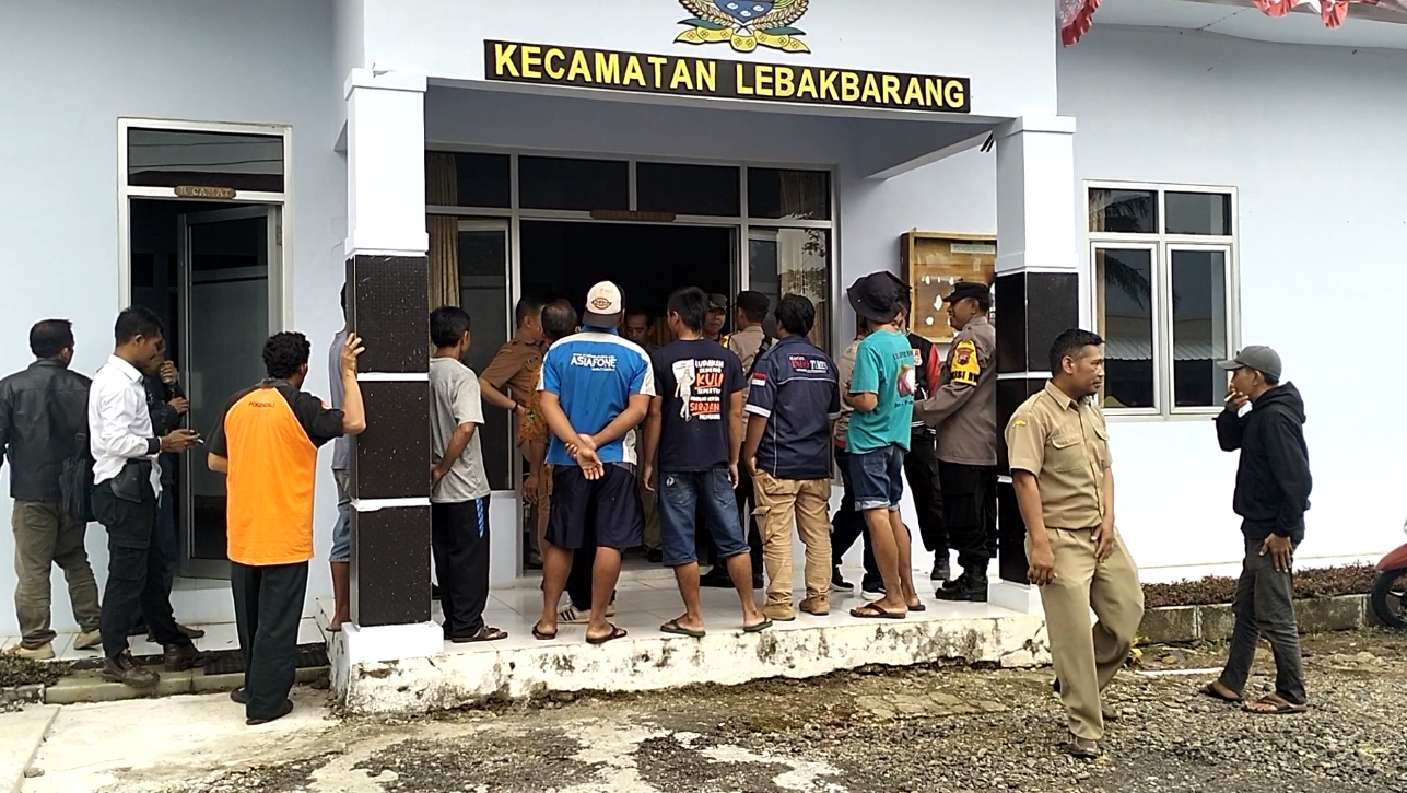 Warga Gruduk Kecamatan Lebakbarang, Tuntut Pencairan Upah Kerja