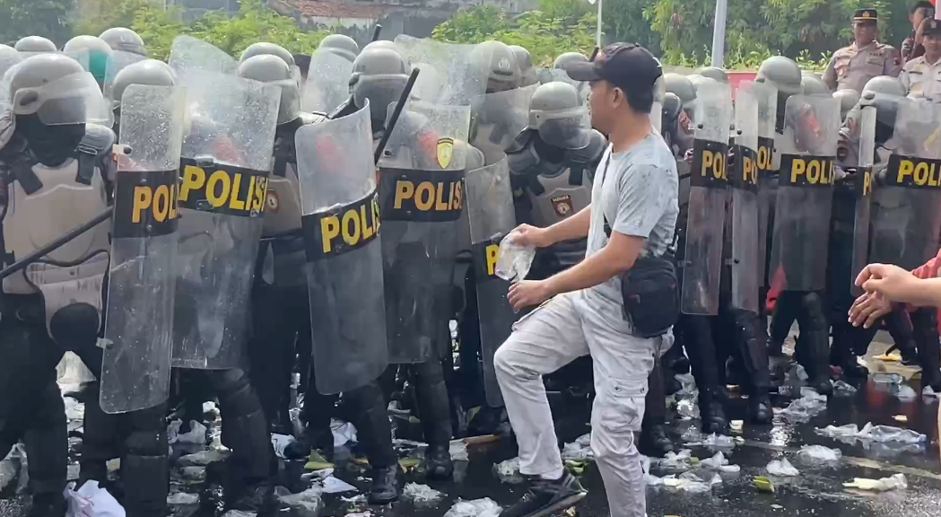 Jelang Pilkada, Ratusan Personel Gabungan Ikuti Simulasi Sispamkota Di Depan Mako Polres Pekalongan Kota