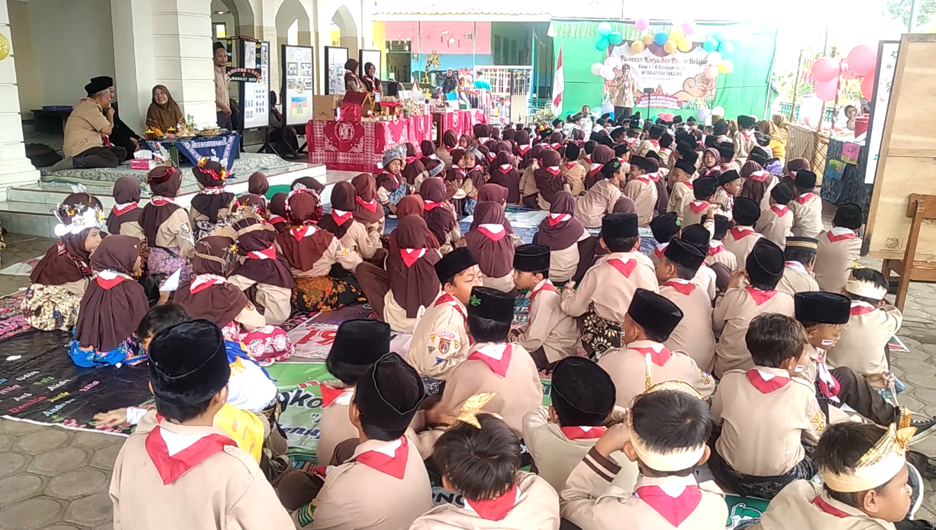 Pameran Karya Dan Panen Belajar Di MI Salafiyah Tanjung
