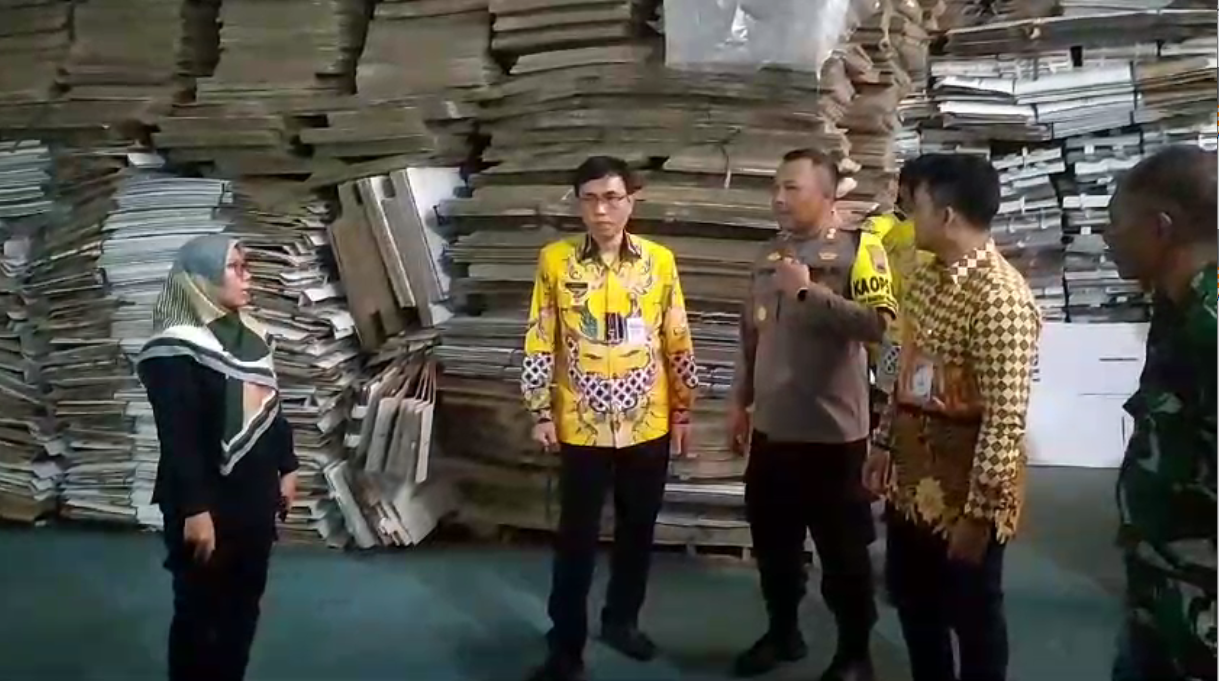 Pj Bupati Pekalongan Tinjau Gudang Logistik KPU Kabupaten Pekalongan untuk Persiapan Pilkada 2024