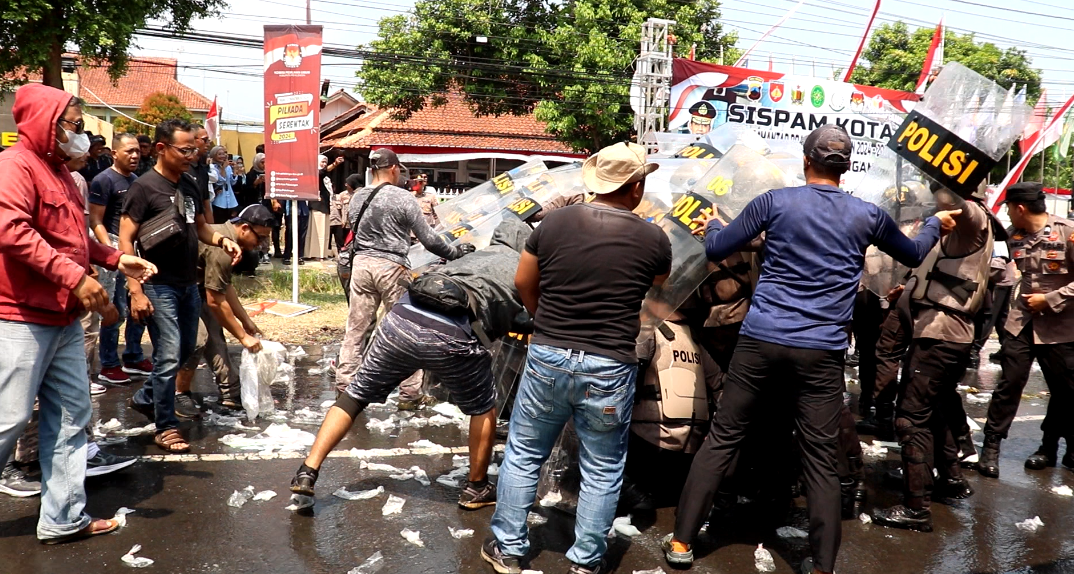 Geruduk Kantor Kpu Kabupaten Pekalongan, Ratusan Massa Dihalau Petugas