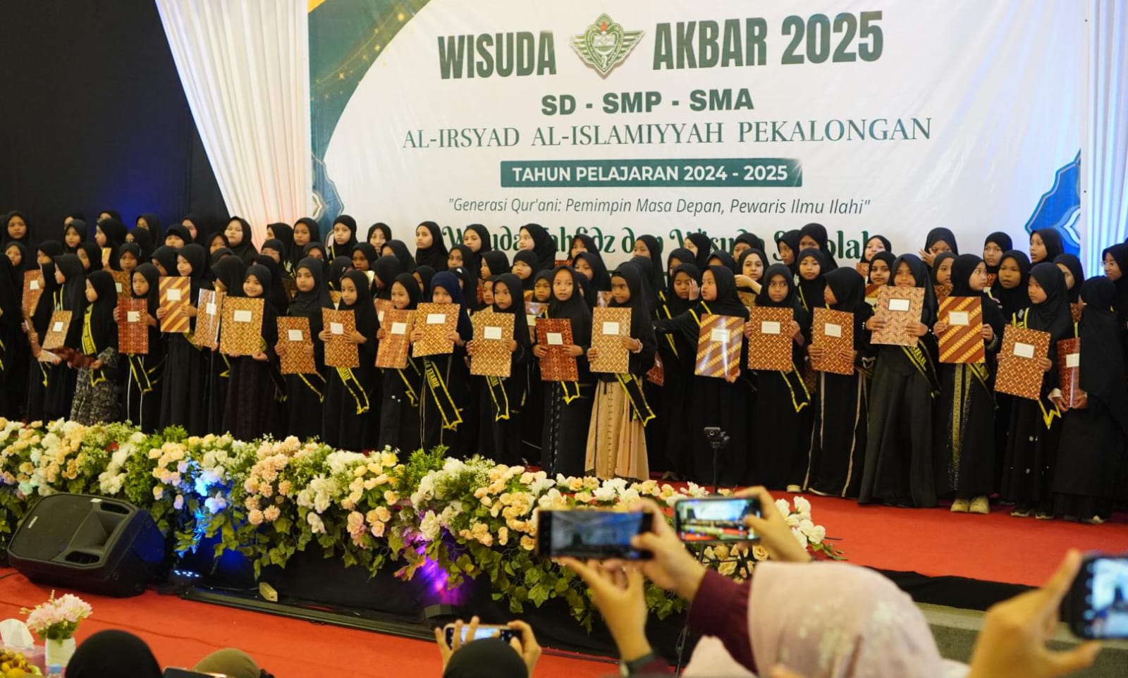 Ratusan Pelajar dan Hafidz Qur’an Al-Irsyad Al-Islamiyyah Pekalongan Diwisuda
