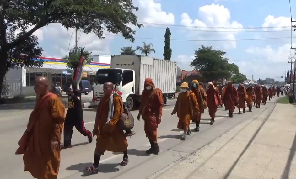 36 Biksu Thudong Jalan Kaki Ke Candi Borobudur Tiba di Kabupaten Brebes
