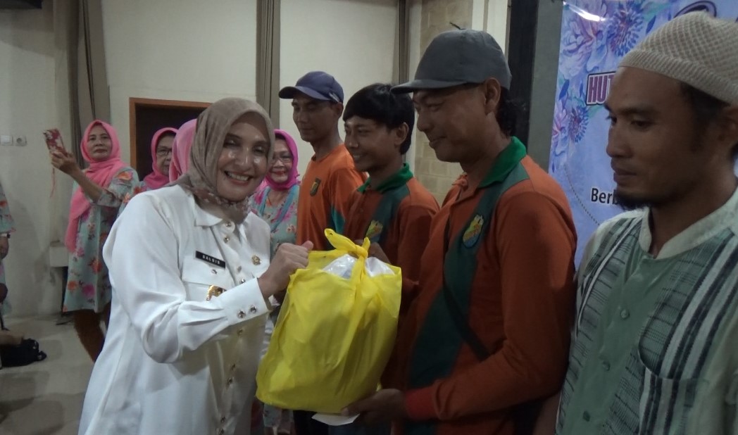 HUT Ke-32 PIIP Pekalongan, Bagi Sembako Untuk Petugas Pengambil Sampah