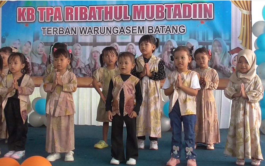 SEMARAKNYA PELEPASAN SISWA KB TPA RIBATHUL MUBTADIIN BATANG