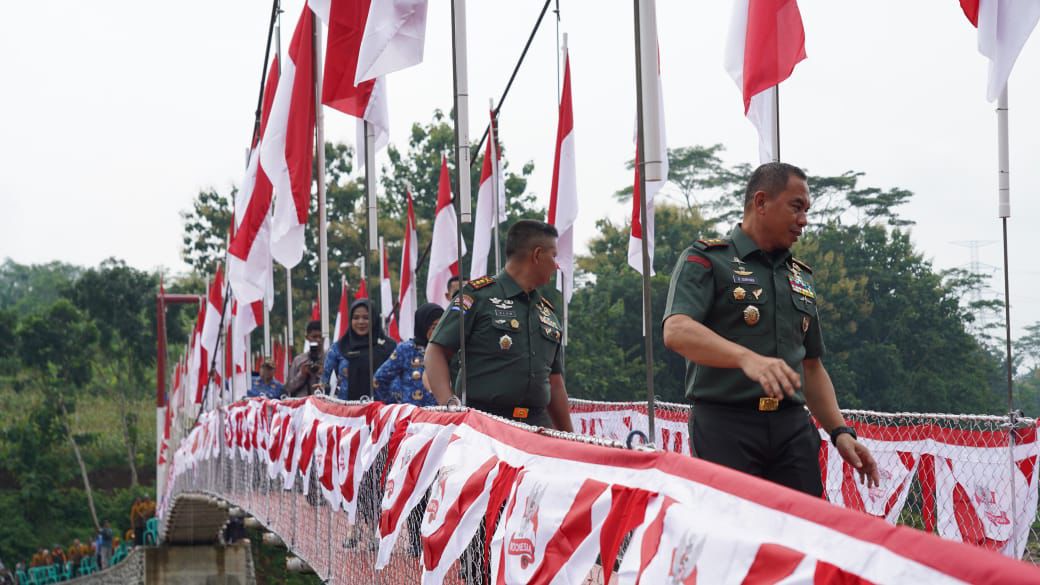 38 Tahun Menanti, Warga Kranggan Akhirnya Nikmati Jembatan Gantung Merah Putih