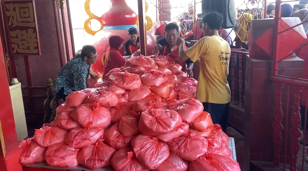 Bakti Sosial, Klenteng Po An Thian Bagikan 7 Ton Beras Ke Warga