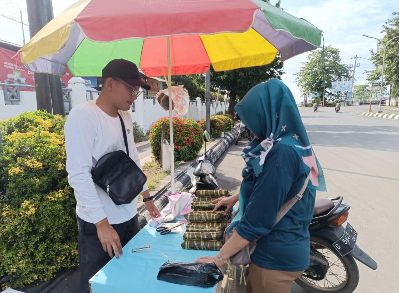 Pedagang Lopis Khas Pekalongan Raup Rejeki Jelang Syawalan