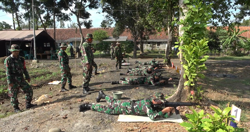Prajurit Kodim 0710 Pekalongan Tingkatkan Kemampuan Menembak Senjata Ringan