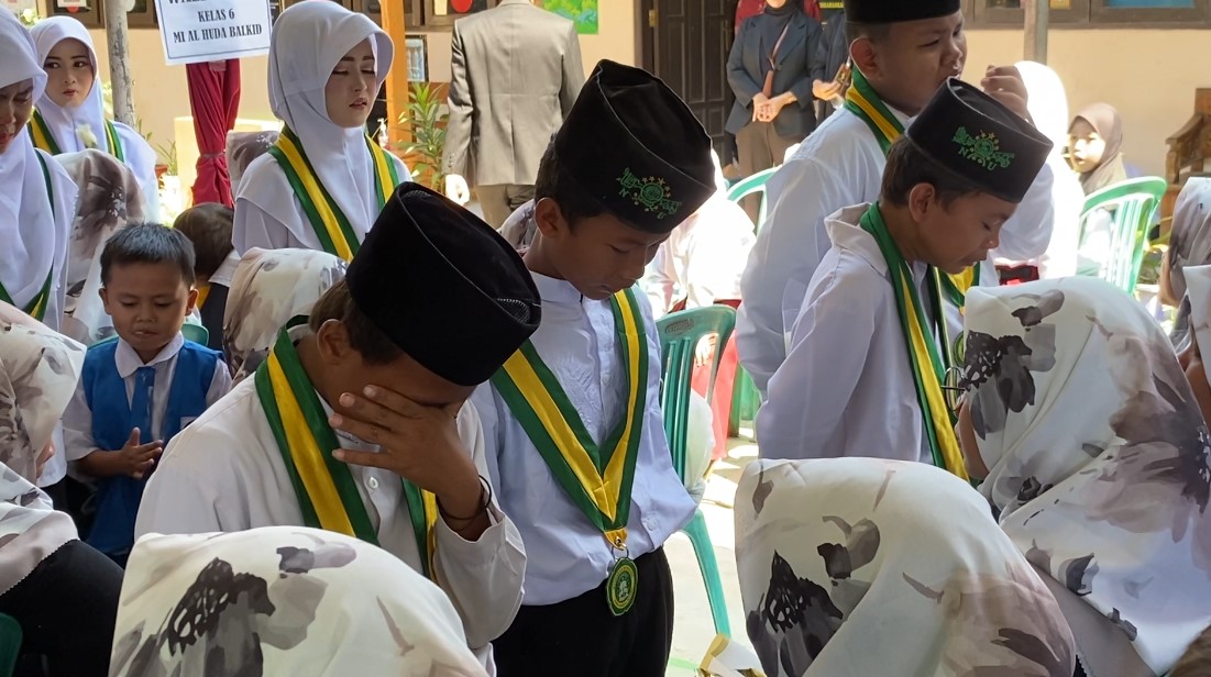 Kelulusan Siswa MI Al-Huda Babalankidul Bojong Penuh Haru