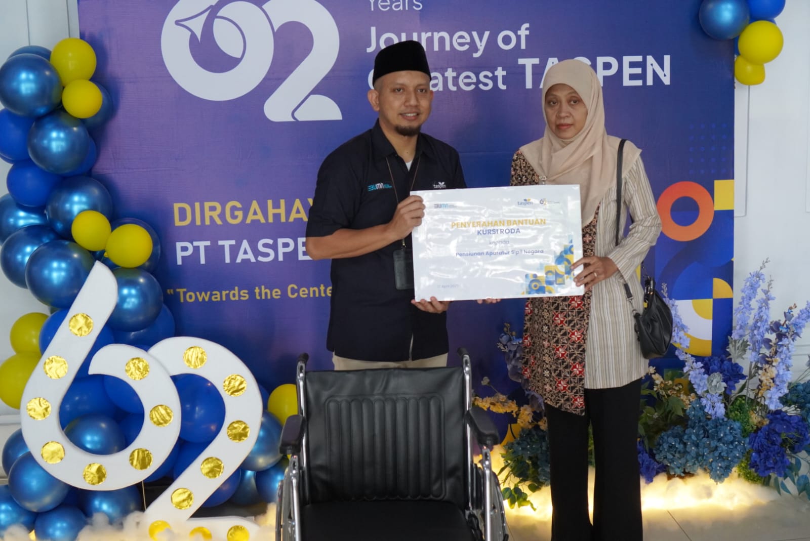 Bentuk Kepedulian, Peserta Taspen Pekalongan Terima Kursi Roda 