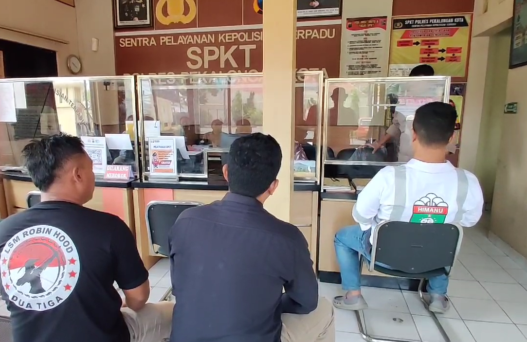 Warga Desa Wuled Laporkan Kepala Desanya ke SPKT Polres Pekalongan Kota.