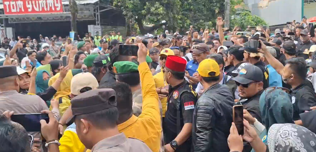 Ribuan Warga Antar Fadia - Sukirman Daftar Ke KPU