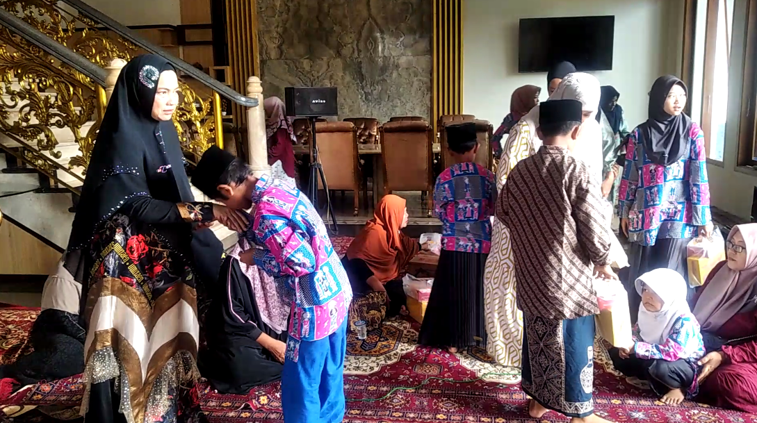 Warga Simbang Wetan rutin santunan anak yatim pada hari Jumat Kliwon