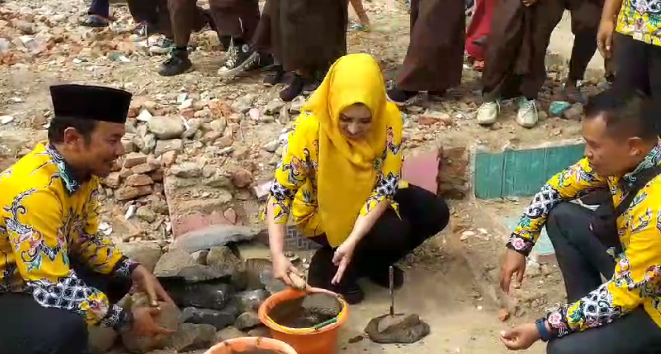 Bupati Fadia Arafiq Letakan Batu Pertama Pembangunan Masjid Jami Nurul Yaqin Desa Domiyang Paninggaran