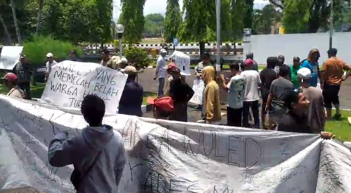 Warga Desa Wuled Demo dan Audiensi di Kantor Pemkab Pekalongan, Kecewa Karena Kades Wasduki Tidak Dihadirkan