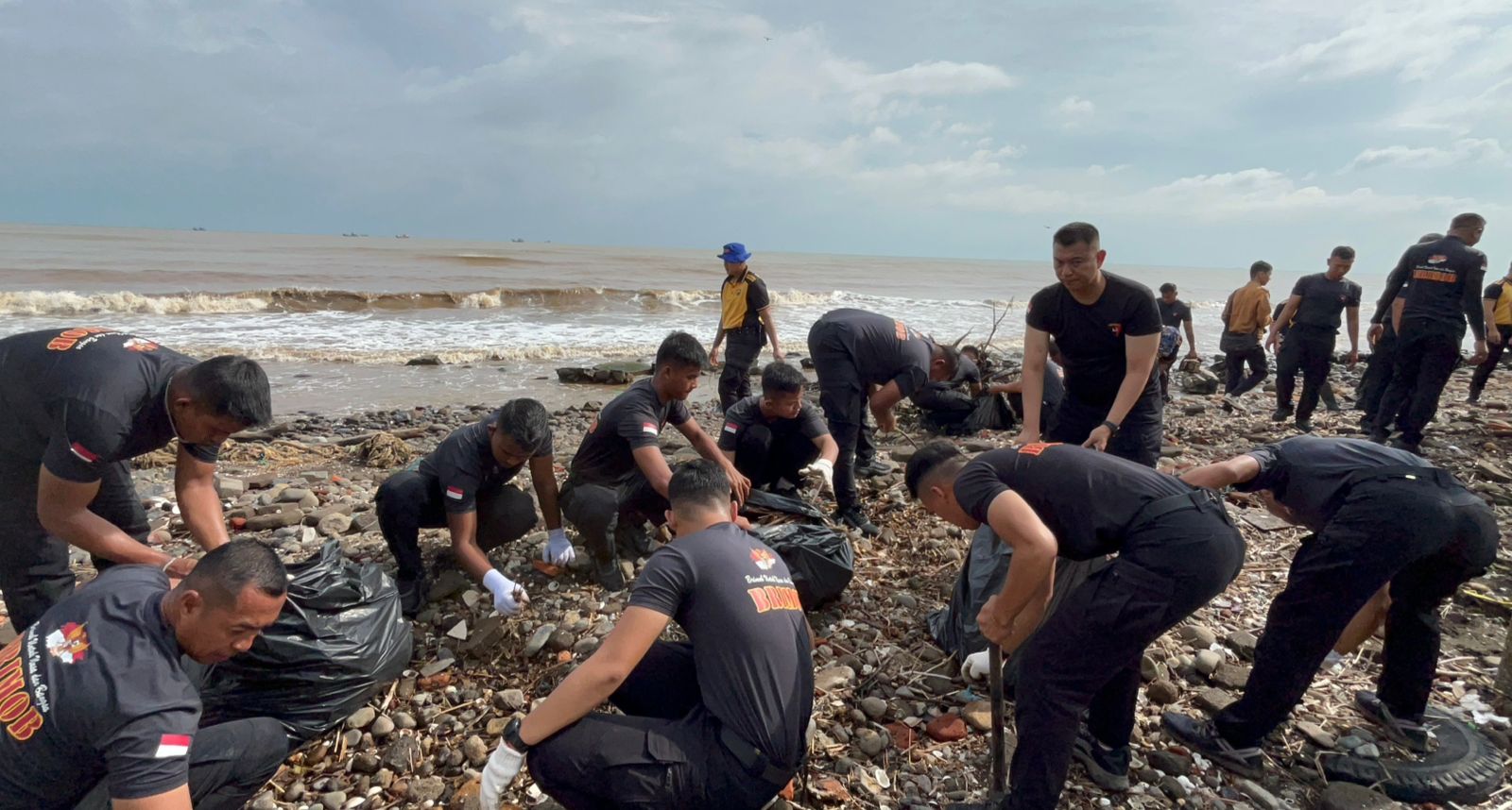 Gerakan Indonesia Asri, Brimob dan Polres Batang Bersih-bersih Pantai Sigandu