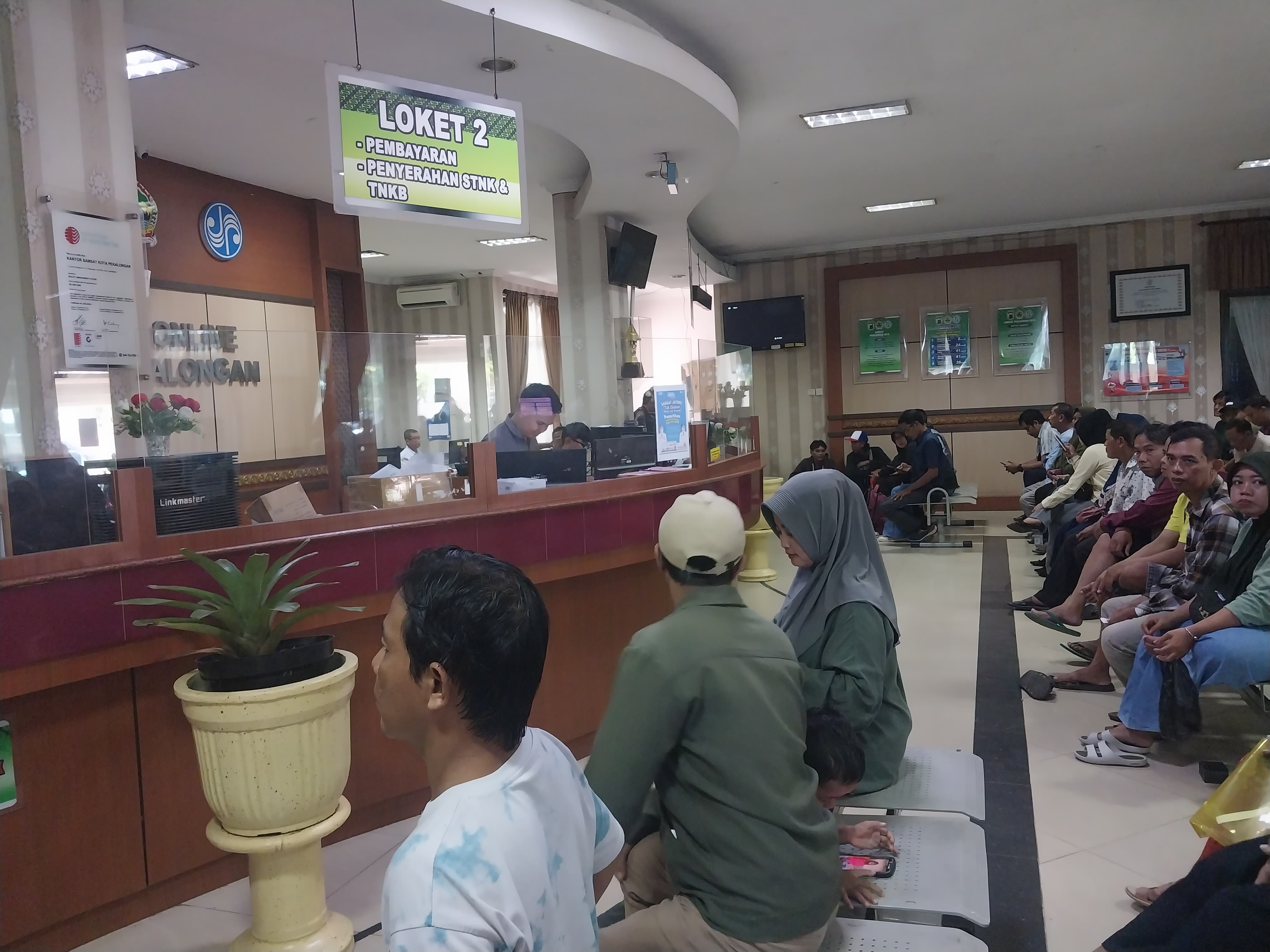 Ribuan Warga Serbu Kantor Samsat, Manfaatkan Program Pemutihan Pajak Kendaraan