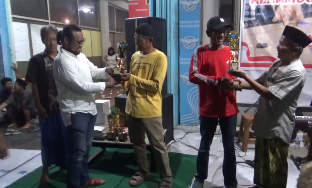 Ketua Balane Abahe Serahkan Hadiah Kambing Untuk Pemenang Turnamen Karambol Persaudaraan