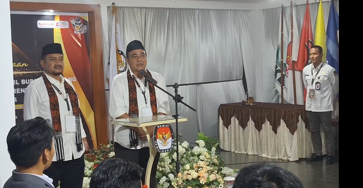 Anom-Nur Kholes Daftar Ke KPU Pemalang di Iringi Ratusan Pawai Obor