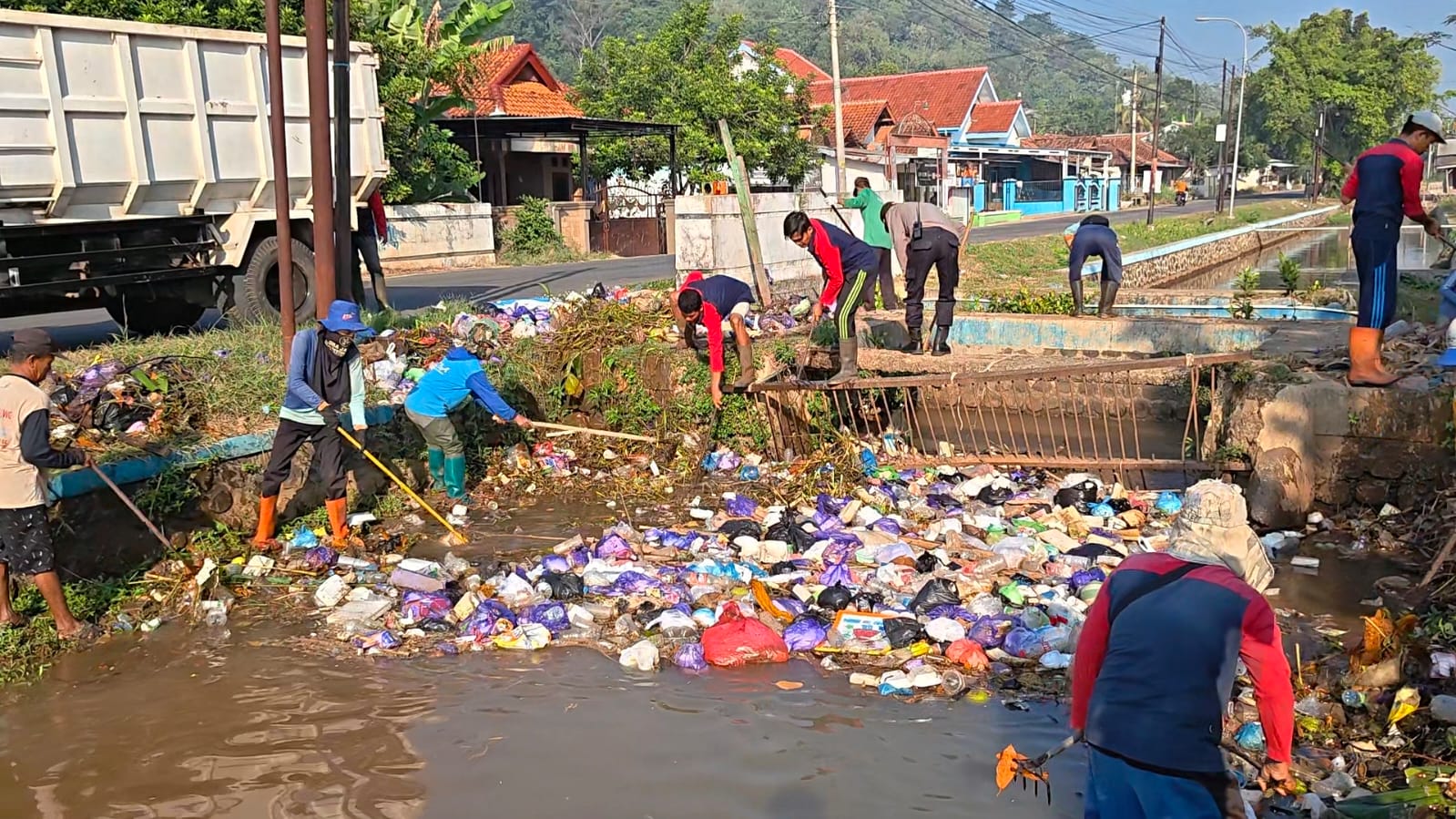 Gotong Royong Angkat Tumpukan Sampah, Normalisasi Irigasi Sudikampir Pekalongan