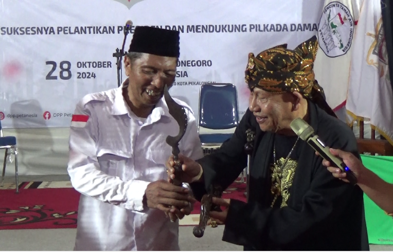 Peringati Hari Sumpah Pemuda dan Dirgahayu Petanesia Ke- 19, Dewan DPP Petanesia menerima Anugerah Pusaka Kujang