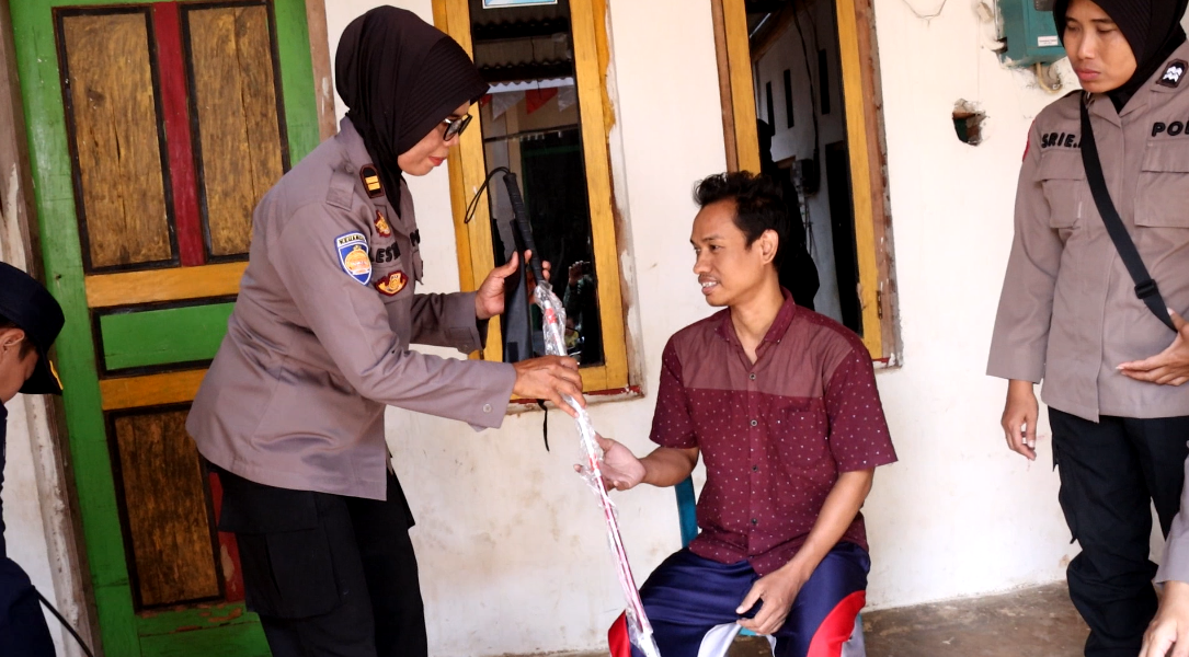 Polwan Polres Pekalongan Kota Bagikan Alat Bantu Jalan & Alat Pendengar Untuk Difabel